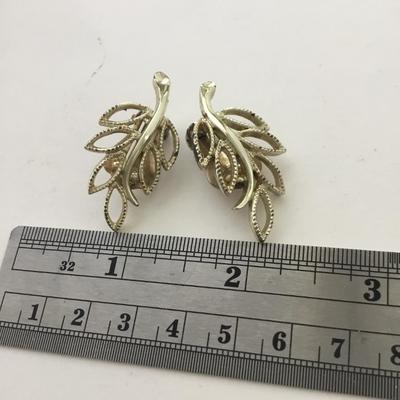 Unmarked gold tone leaf clip on earrings