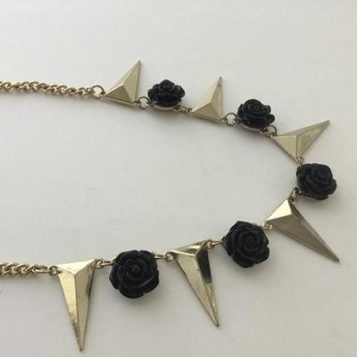 Gold tone black flower fashion necklace