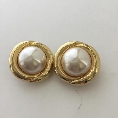 Beautiful unmarked clip on fashion earrings