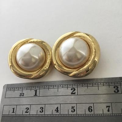 Beautiful unmarked clip on fashion earrings