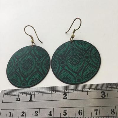 Green round fashion earrings