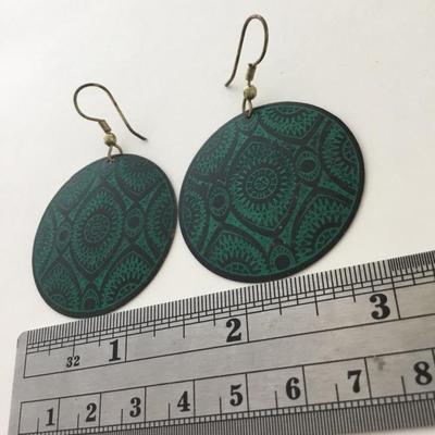 Green round fashion earrings