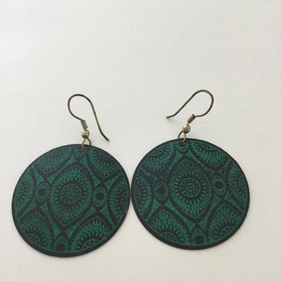 Green round fashion earrings