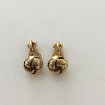 Gold tone unmarked clip on vintage earrings