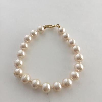 Faux pearl fashion gold tone clasp bracelet