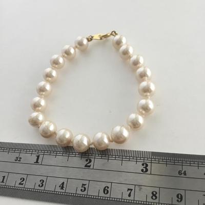 Faux pearl fashion gold tone clasp bracelet