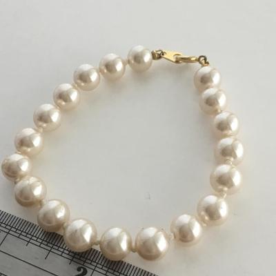 Faux pearl fashion gold tone clasp bracelet