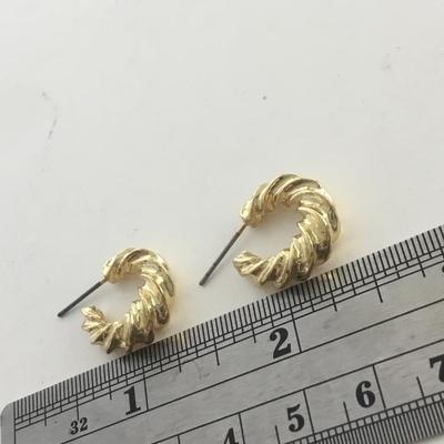 Gold tone unmarked small fashion earrings
