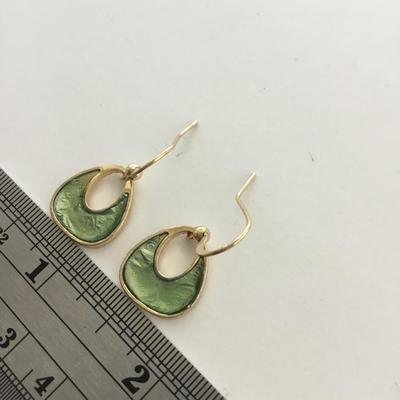 Gold tone green dangle fashion earrings