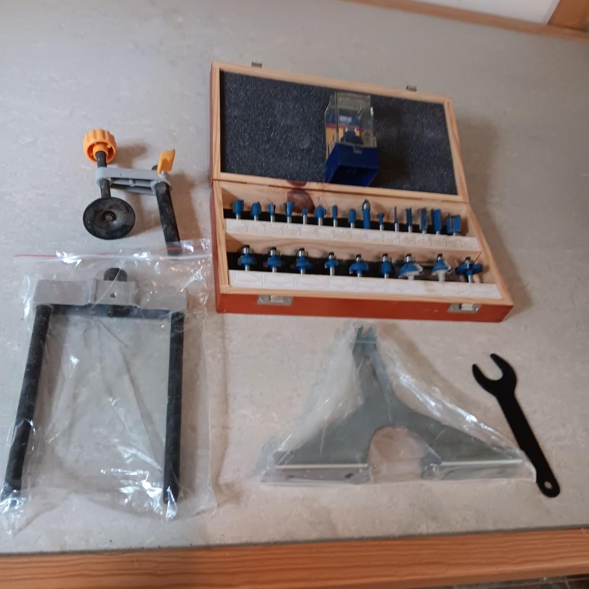 ROUTER BITS IN WOODEN BOX AND PARTS | EstateSales.org
