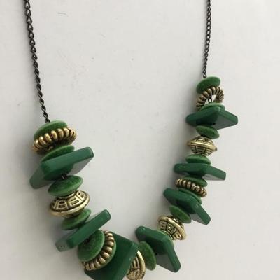 Green gold tone fashion beaded necklace