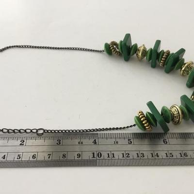Green gold tone fashion beaded necklace