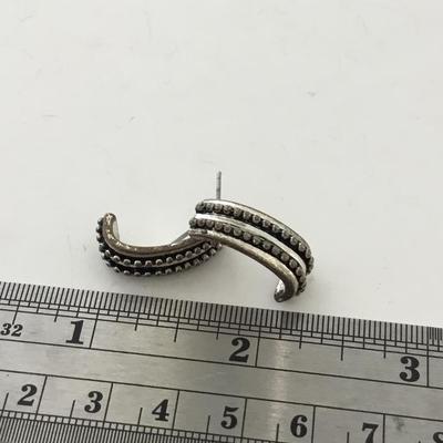 Unmarked small fashion earrings