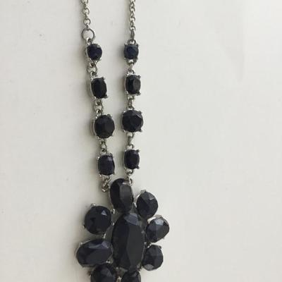 Dark statement fashion necklace