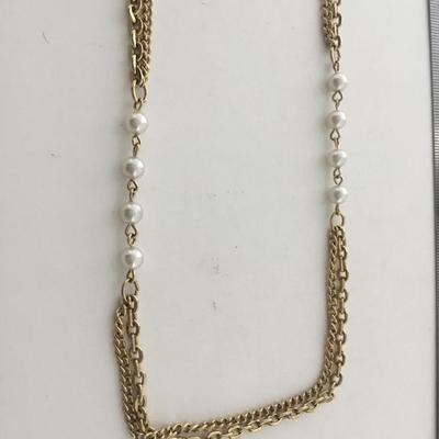 Unmarked gold tone vintage clasp fashion necklace