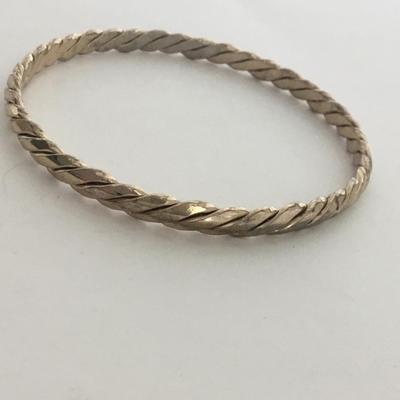 Gold tone unmarked fashion bracelet