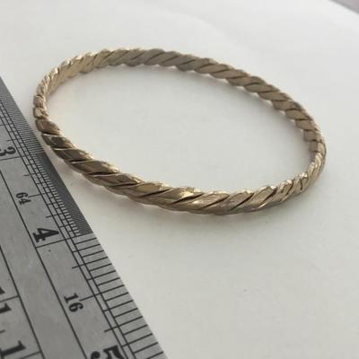 Gold tone unmarked fashion bracelet