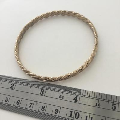 Gold tone unmarked fashion bracelet