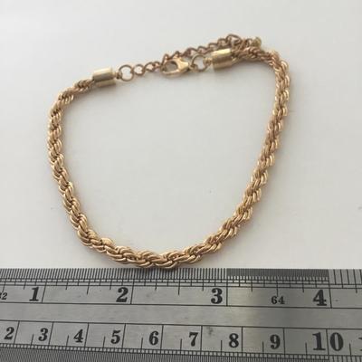 Gold tone unmarked fashion bracelet