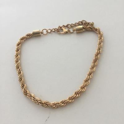 Gold tone unmarked fashion bracelet