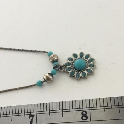 Unmarked flower fashion necklace