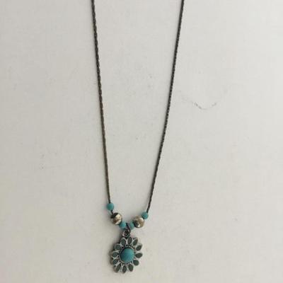 Unmarked flower fashion necklace