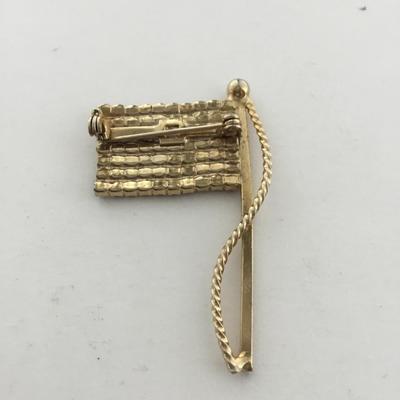 Gold tone American flag pin