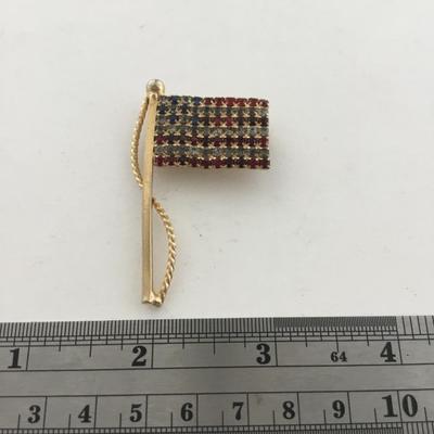 Gold tone American flag pin