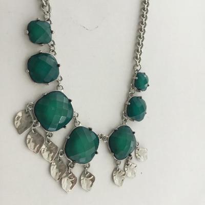 Silver tone green fashion beautiful necklace