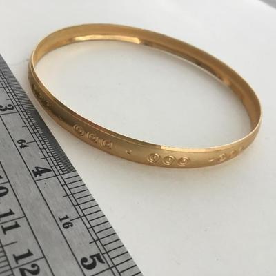 Unmarked gold tone fashion bracelet