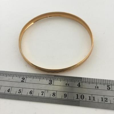 Unmarked gold tone fashion bracelet