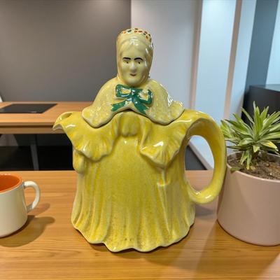 Vintage "Little Old Lady"/"Grandmother" Teapot Made In England