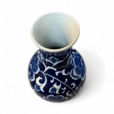 Chinese Blue and White Porcelain Vase with a Flora Design