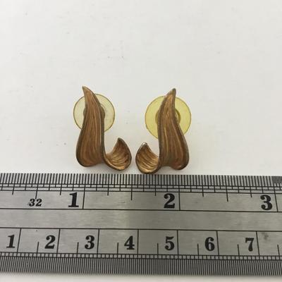 Gold tone unmarked fashion earrings