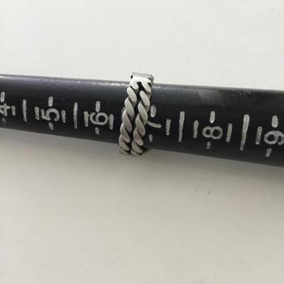 Unmarked silver tone fashion ring