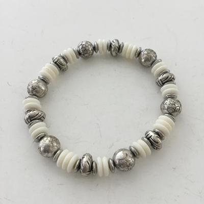 White beaded stretchy fashion bracelet