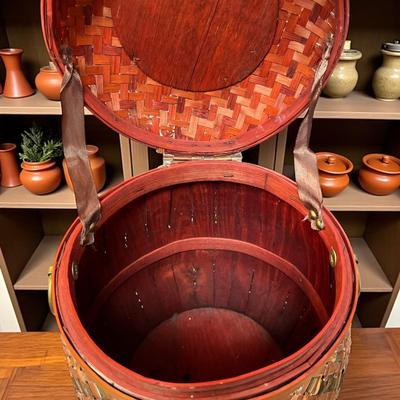Decorative Round Wicker Basket With Latching Lid