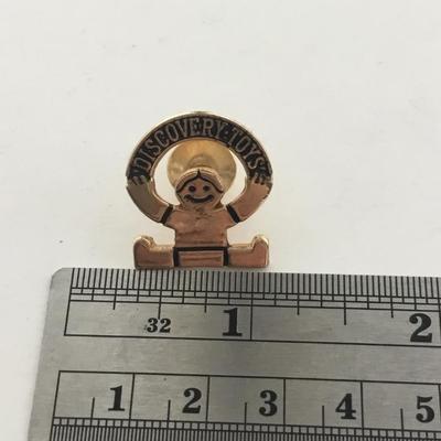 Gold tone discovery toys push pin