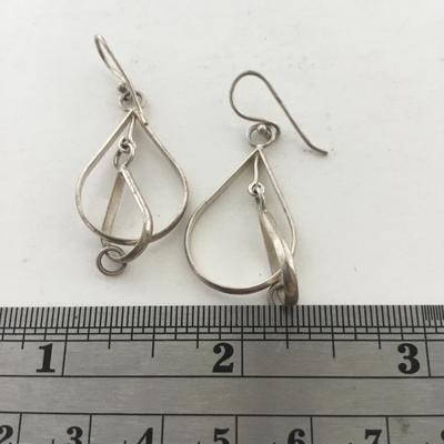 Silver tone dangle fashion earrings