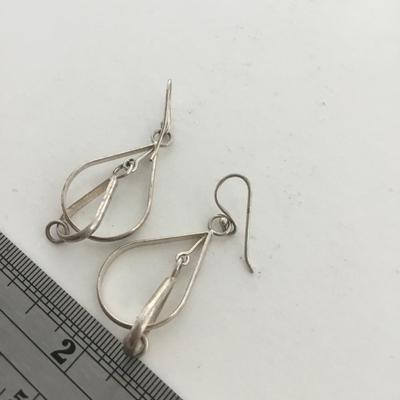 Silver tone dangle fashion earrings