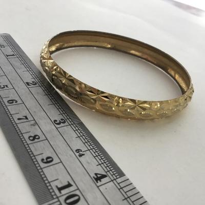 Gold tone fashion bracelet