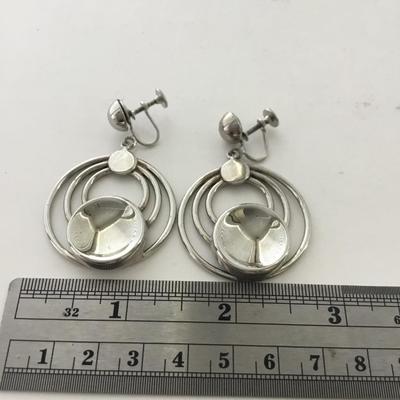 Silver tone vintage screw on fashion earrings
