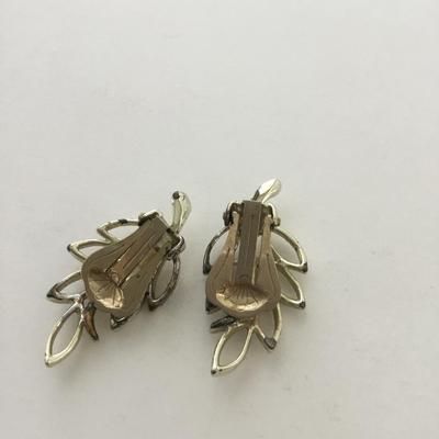 Unmarked gold tone leaf clip on earrings