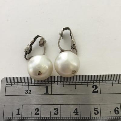 Unmarked faux pearl clip on vintage earrings