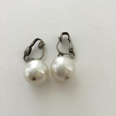 Unmarked faux pearl clip on vintage earrings