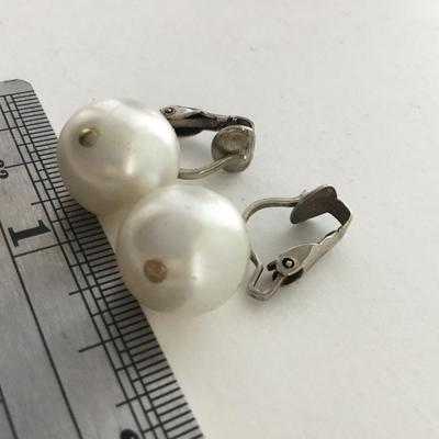 Unmarked faux pearl clip on vintage earrings