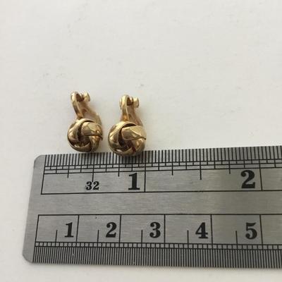 Gold tone unmarked clip on vintage earrings