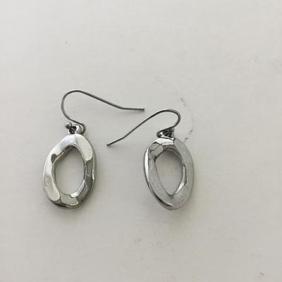 Silver tone dangle fashion earrings