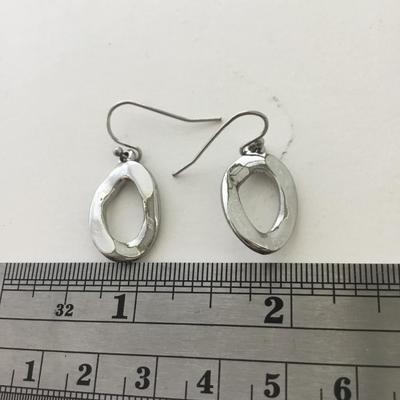 Silver tone dangle fashion earrings