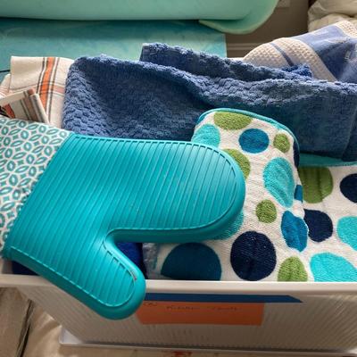 Tote full kitchen towel, Mitts etc